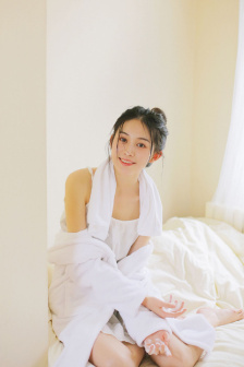 办公室的超短裙女教师美女